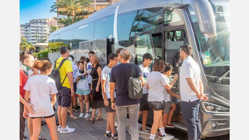 Medio centenar de jóvenes visitan el MARQ y la exposición de Van Gogh en IFA con Juventud