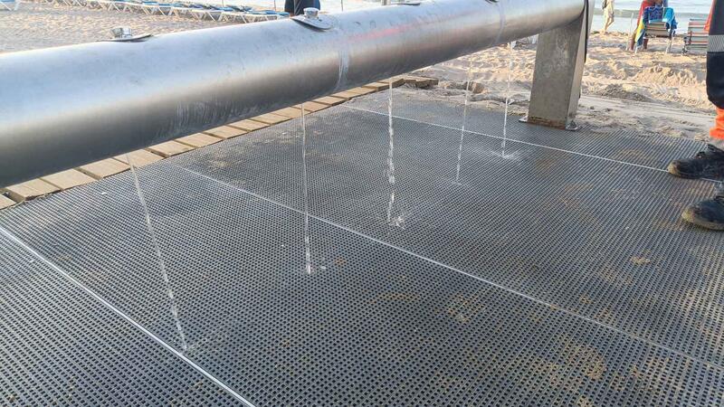 Beaches completes the replacement of the two footbaths in Poniente damaged after the October storm