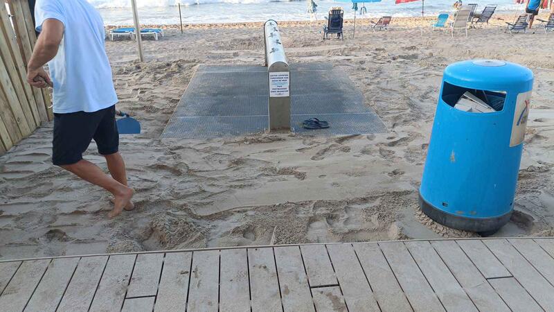 Beaches completes the replacement of the two footbaths in Poniente damaged after the October storm