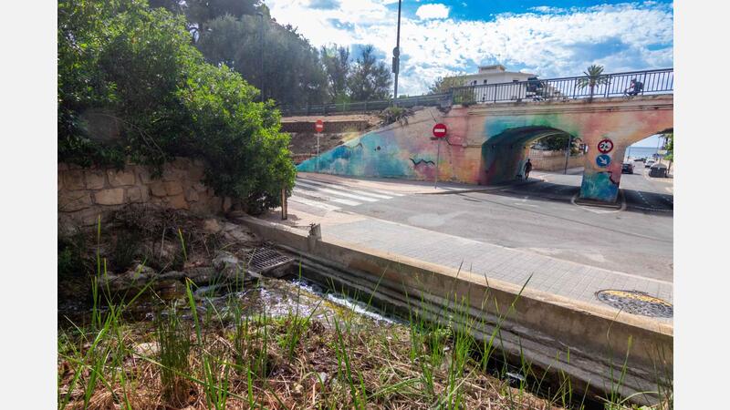 Benidorm limpia los tramos urbanos de los barrancos para minimizar los efectos de posibles gotas frías y lluvias torrenciales