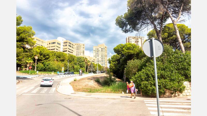 Benidorm limpia los tramos urbanos de los barrancos para minimizar los efectos de posibles gotas frías y lluvias torrenciales