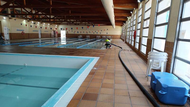 Benidorm vacía la piscina municipal del Palau d’Esports para labores de mantenimiento y se reutilizará el agua para los baldeos