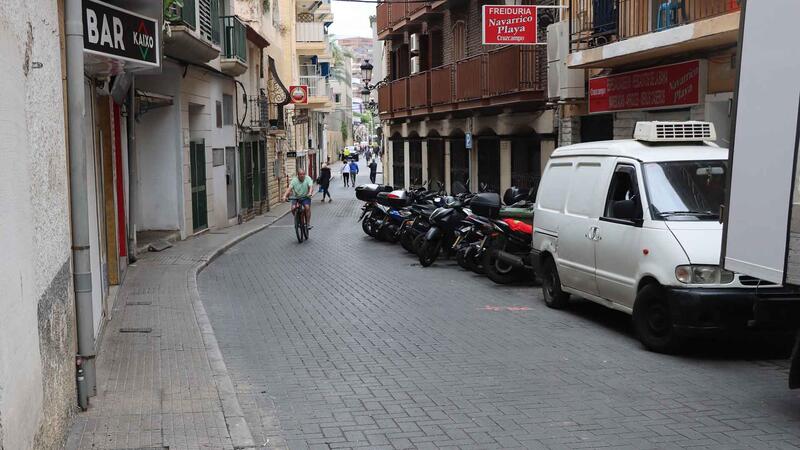Benidorm resumes work on the renovation of the drinking water and sewerage network on Calle Pérez Martorell after the summer stoppage