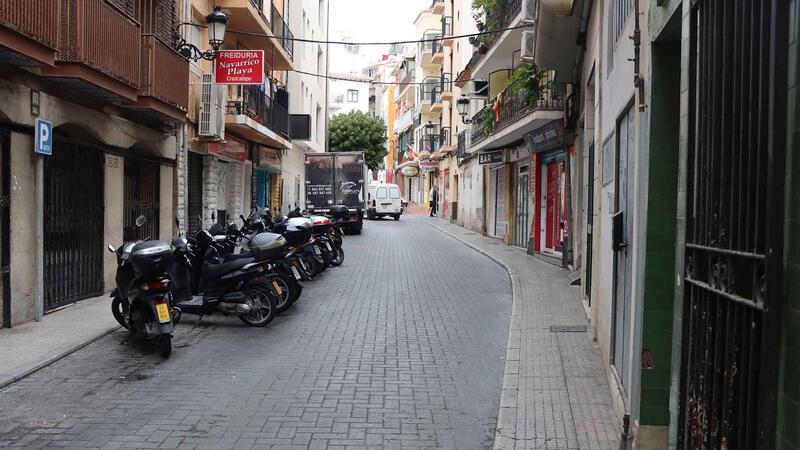 Benidorm resumes work on the renovation of the drinking water and sewerage network on Calle Pérez Martorell after the summer stoppage