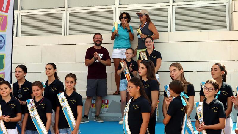 More than 300 swimmers complete the swim between l’Illa and the Port of Benidorm