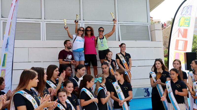 More than 300 swimmers complete the swim between l’Illa and the Port of Benidorm