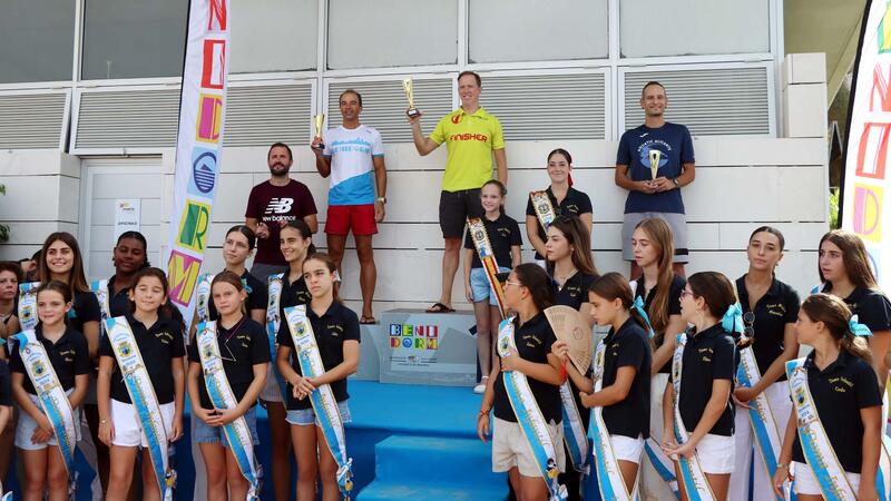 More than 300 swimmers complete the swim between l’Illa and the Port of Benidorm