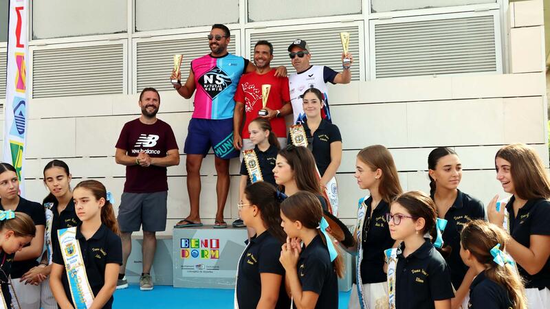 More than 300 swimmers complete the swim between l’Illa and the Port of Benidorm