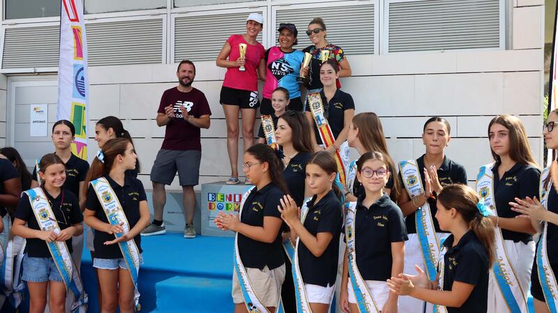 More than 300 swimmers complete the swim between l’Illa and the Port of Benidorm