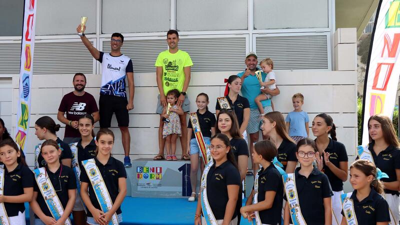 More than 300 swimmers complete the swim between l’Illa and the Port of Benidorm