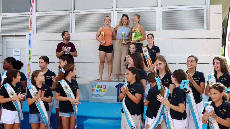 More than 300 swimmers complete the swim between l’Illa and the Port of Benidorm