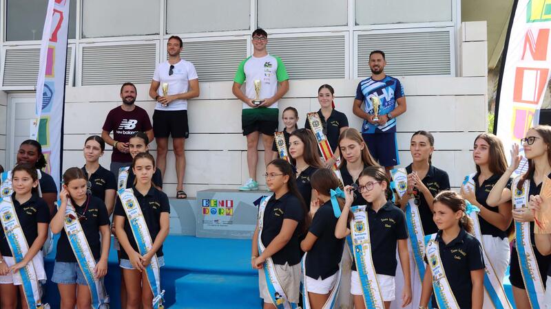 More than 300 swimmers complete the swim between l’Illa and the Port of Benidorm