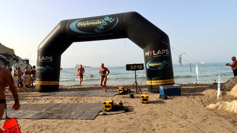 More than 300 swimmers complete the swim between l’Illa and the Port of Benidorm