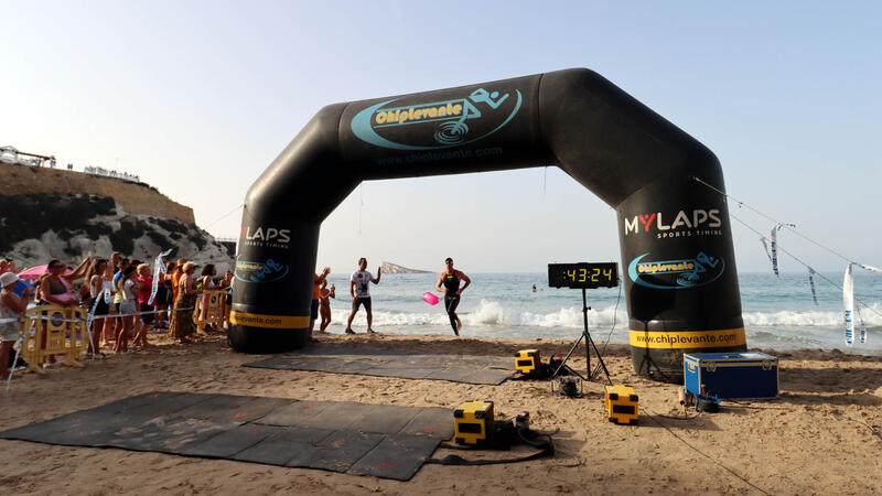 More than 300 swimmers complete the swim between l’Illa and the Port of Benidorm