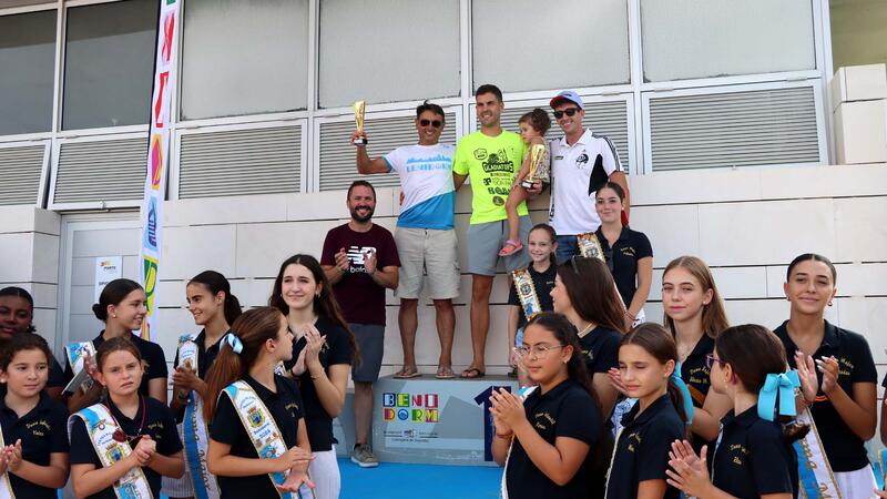 More than 300 swimmers complete the swim between l’Illa and the Port of Benidorm