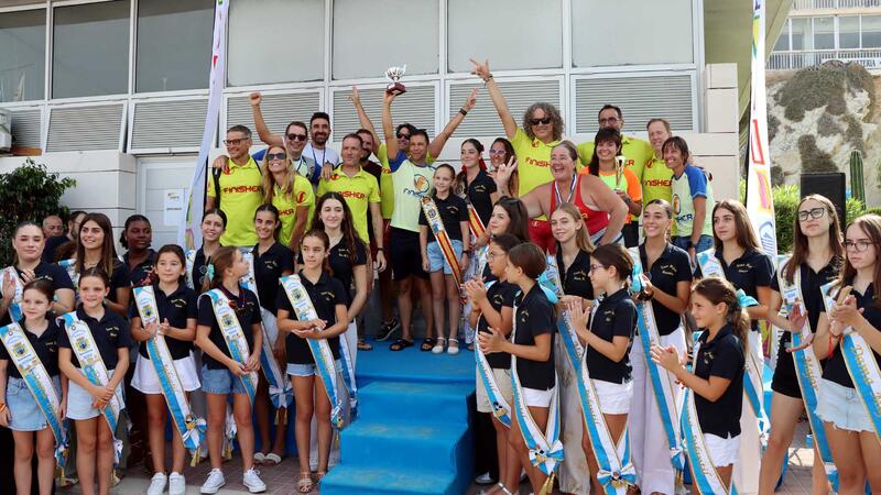 More than 300 swimmers complete the swim between l’Illa and the Port of Benidorm