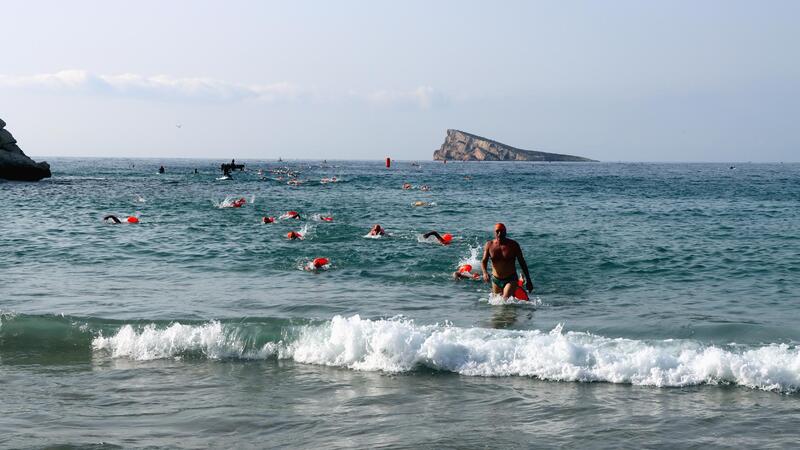 More than 300 swimmers complete the swim between l’Illa and the Port of Benidorm