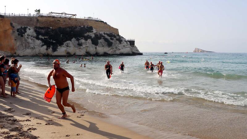 More than 300 swimmers complete the swim between l’Illa and the Port of Benidorm