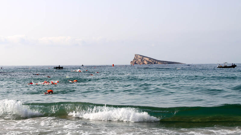 More than 300 swimmers complete the swim between l’Illa and the Port of Benidorm