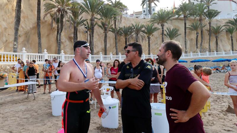More than 300 swimmers complete the swim between l’Illa and the Port of Benidorm