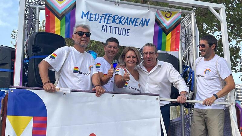 Varios miles de personas festejan el Benidorm Pride con un desfile multitudinario