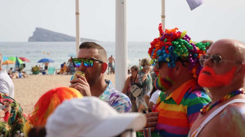 Varios miles de personas festejan el Benidorm Pride con un desfile multitudinario