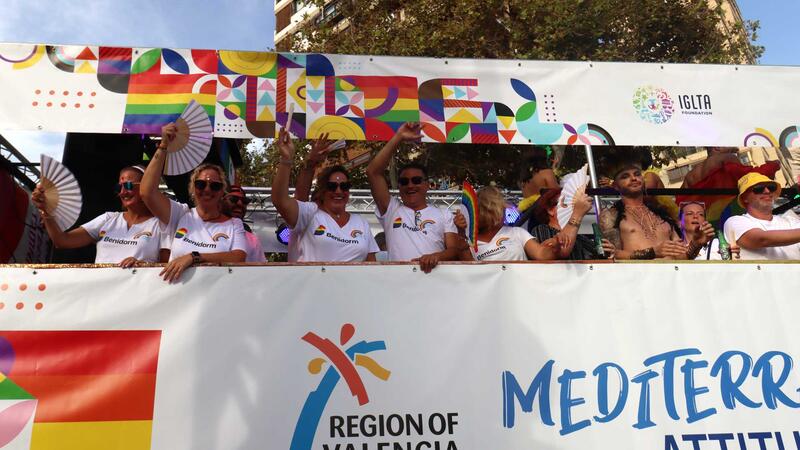 Varios miles de personas festejan el Benidorm Pride con un desfile multitudinario
