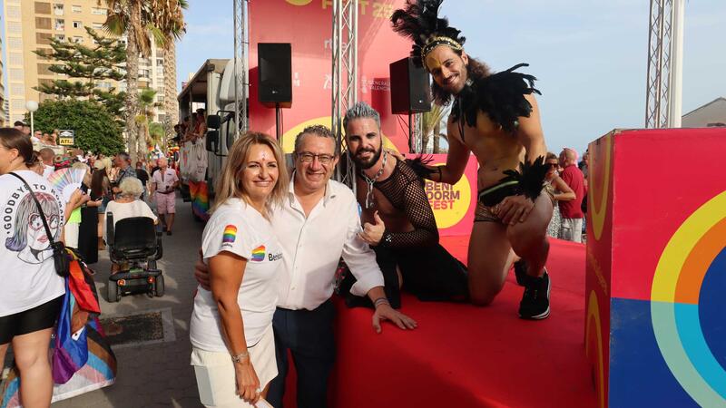 Varios miles de personas festejan el Benidorm Pride con un desfile multitudinario