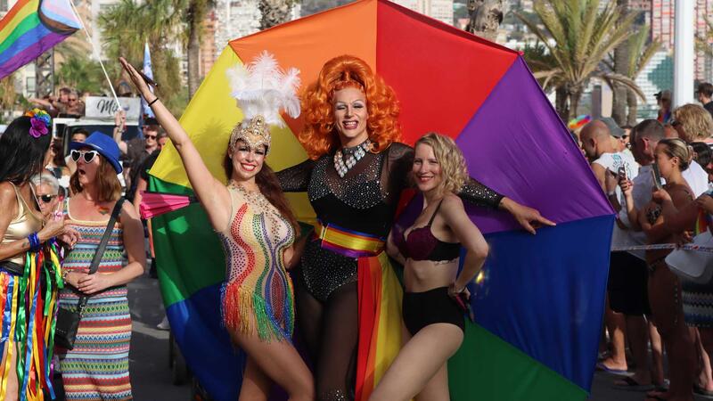 Varios miles de personas festejan el Benidorm Pride con un desfile multitudinario