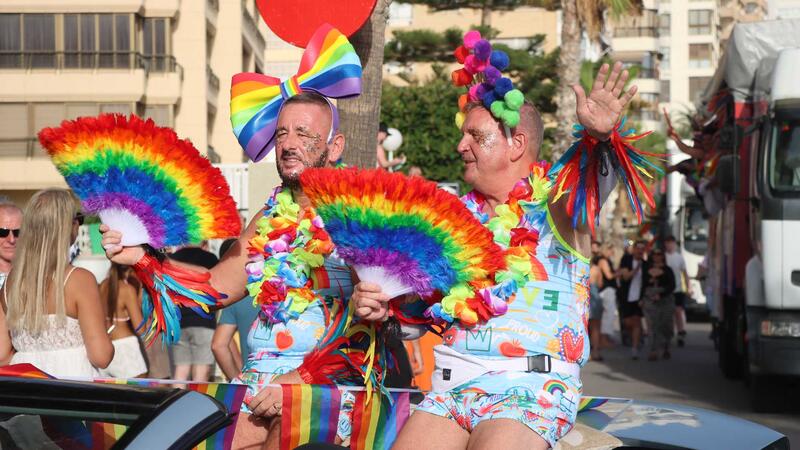 Varios miles de personas festejan el Benidorm Pride con un desfile multitudinario