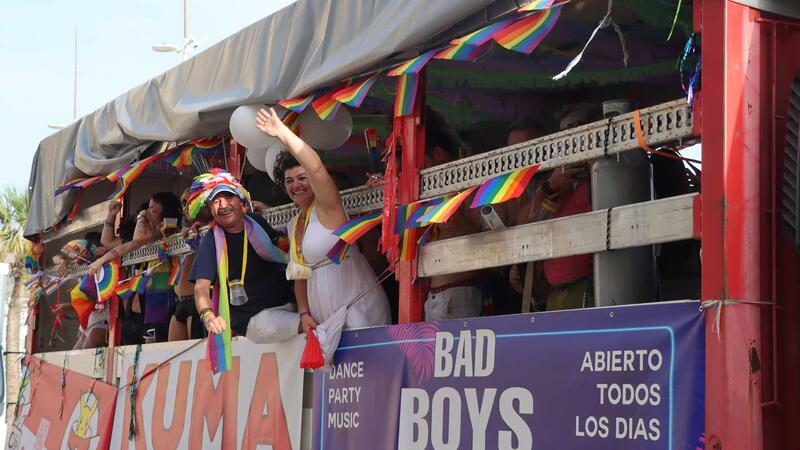 Varios miles de personas festejan el Benidorm Pride con un desfile multitudinario