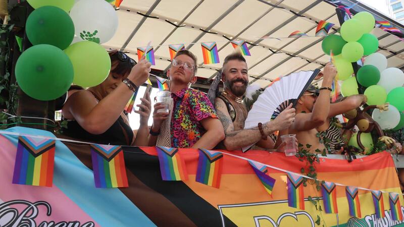 Varios miles de personas festejan el Benidorm Pride con un desfile multitudinario