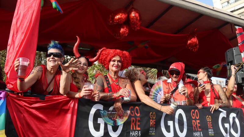 Varios miles de personas festejan el Benidorm Pride con un desfile multitudinario