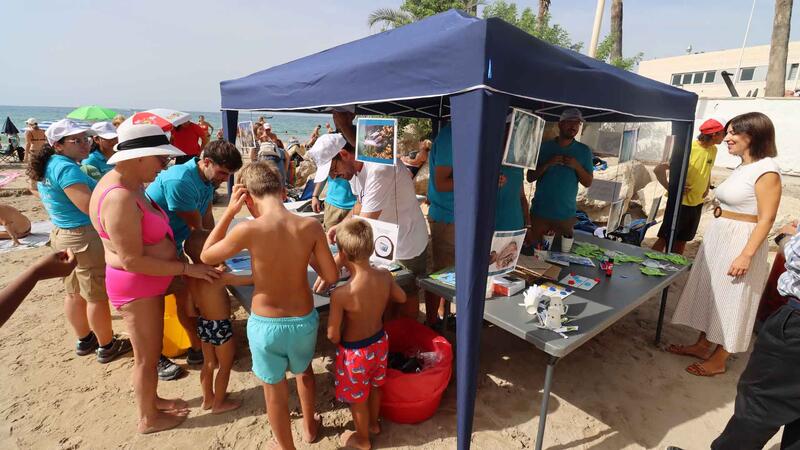 La jornada de limpieza de fondos marinos en Mal Pas constata el buen estado de las playas de Benidorm