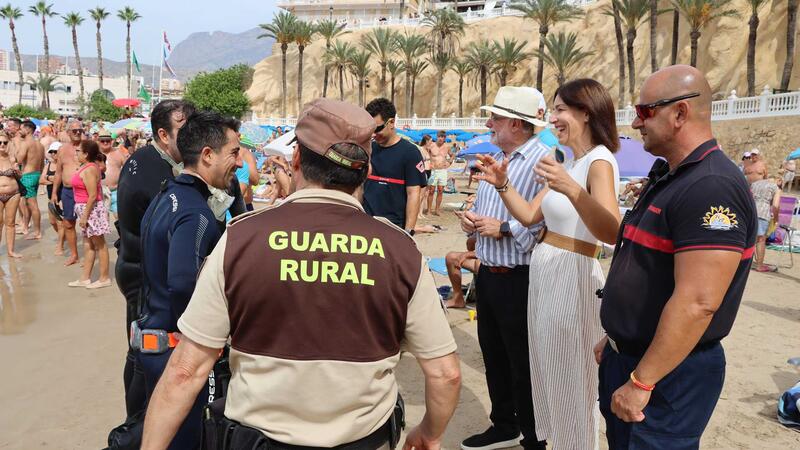 La jornada de limpieza de fondos marinos en Mal Pas constata el buen estado de las playas de Benidorm