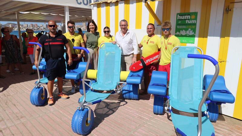 Benidorm millora els punts de platges accessibles amb la incorporació de tres cadires amfíbies