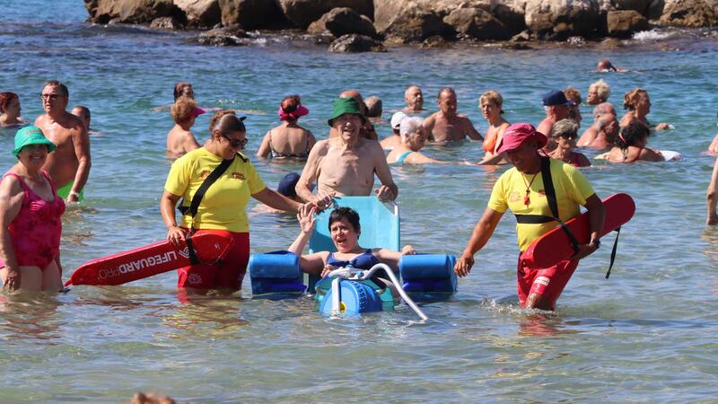 Benidorm millora els punts de platges accessibles amb la incorporació de tres cadires amfíbies