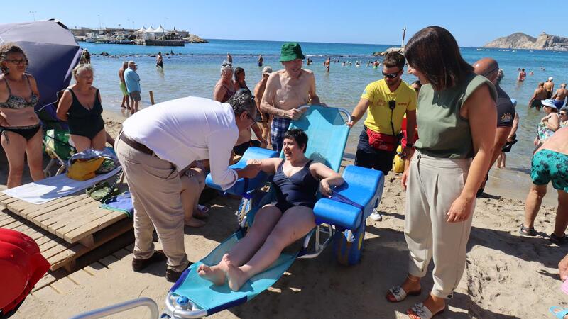 Benidorm millora els punts de platges accessibles amb la incorporació de tres cadires amfíbies