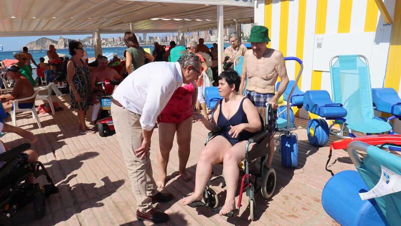 Benidorm millora els punts de platges accessibles amb la incorporació de tres cadires amfíbies