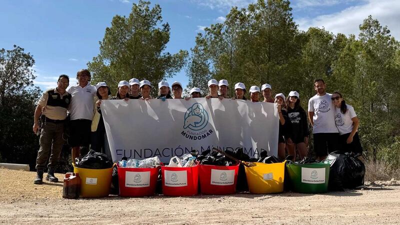 Jóvenes voluntarios realizan una jornada de limpieza en los senderos del Parque de El Moralet