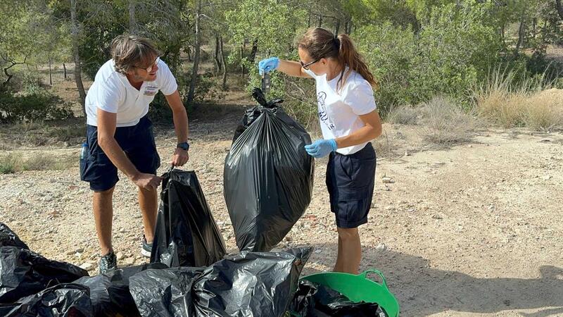 Jóvenes voluntarios realizan una jornada de limpieza en los senderos del Parque de El Moralet