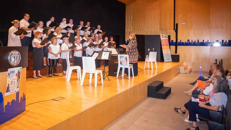 Concierto de la Coral de la Unión Musical y del Orfeó de Dénia en el Ayuntamiento de Benidorm
