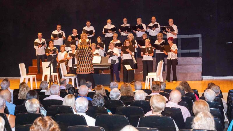 Concierto de la Coral de la Unión Musical y del Orfeó de Dénia en el Ayuntamiento de Benidorm