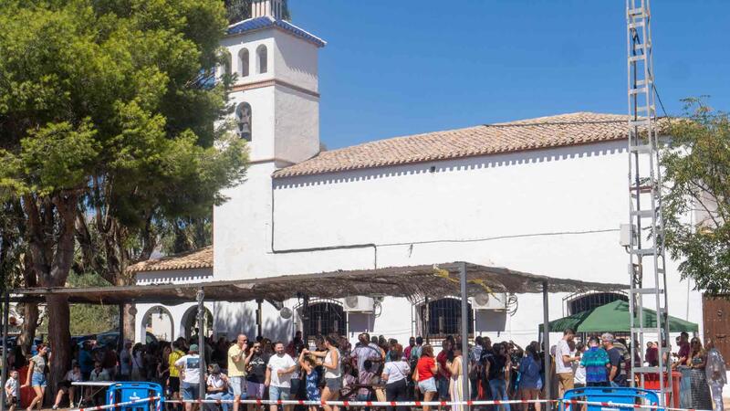 Escatología y fiesta se dan la mano en la Ermita de Sanç de Benidorm en ‘La cagà de la burra’