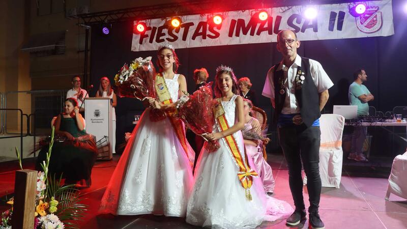 Sisters Lucía and Naiara Moreno Novella, crowned queens of the Imalsa II Festivities