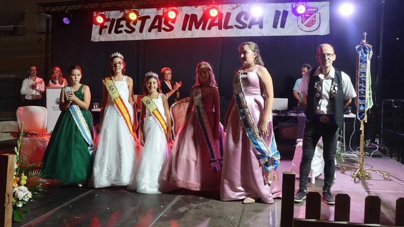 Sisters Lucía and Naiara Moreno Novella, crowned queens of the Imalsa II Festivities