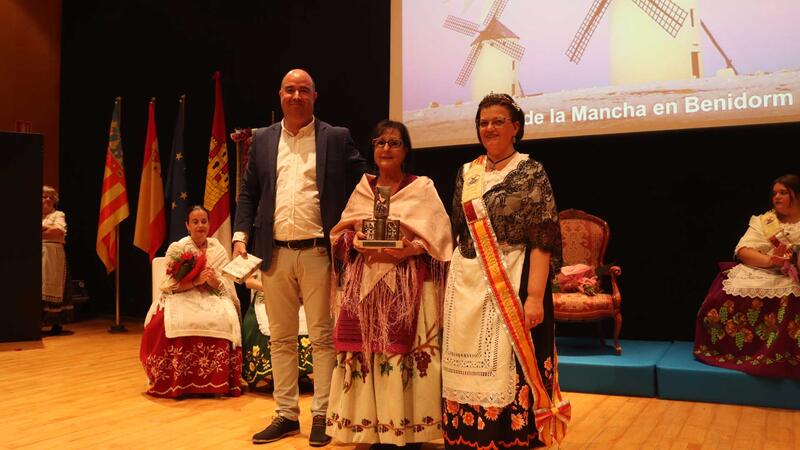 La Casa de La Mancha en Benidorm corona a Yolanda Marcos como Reina de la Vendimia