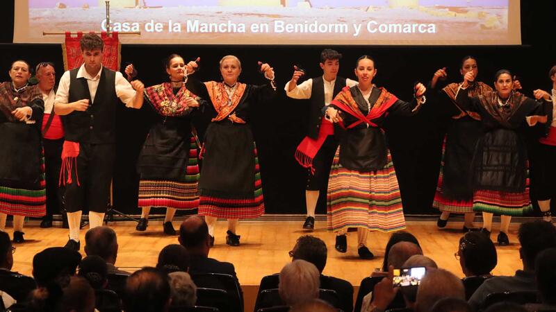 La Casa de La Mancha en Benidorm corona a Yolanda Marcos como Reina de la Vendimia