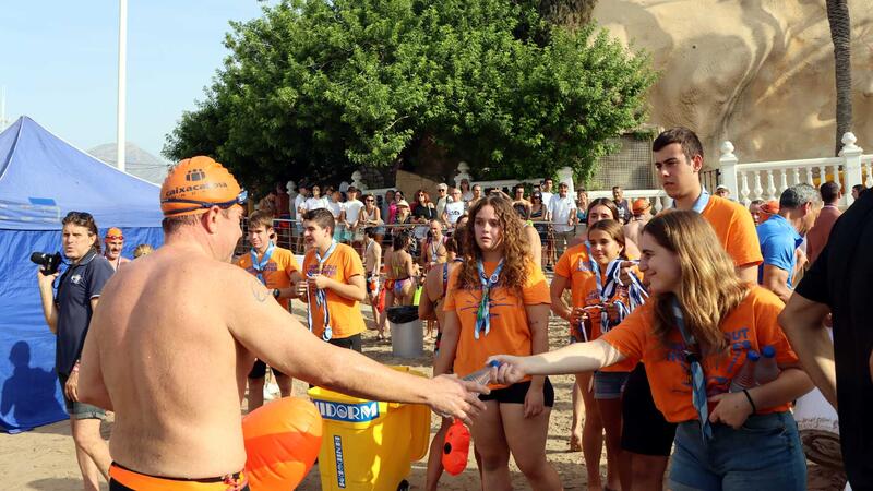 More than 300 swimmers complete the swim between l’Illa and the Port of Benidorm