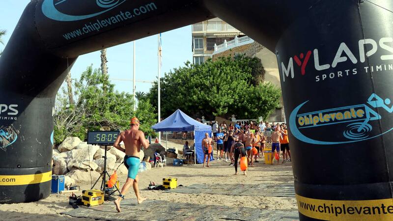 More than 300 swimmers complete the swim between l’Illa and the Port of Benidorm